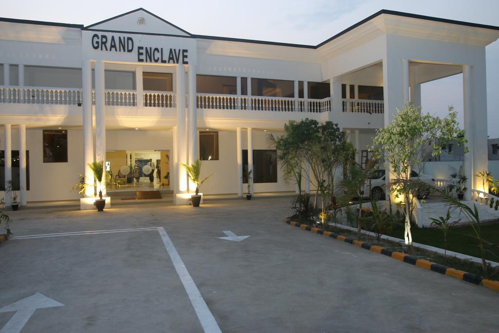 فندق Grand Enclave لاهور الغرفة الصورة
