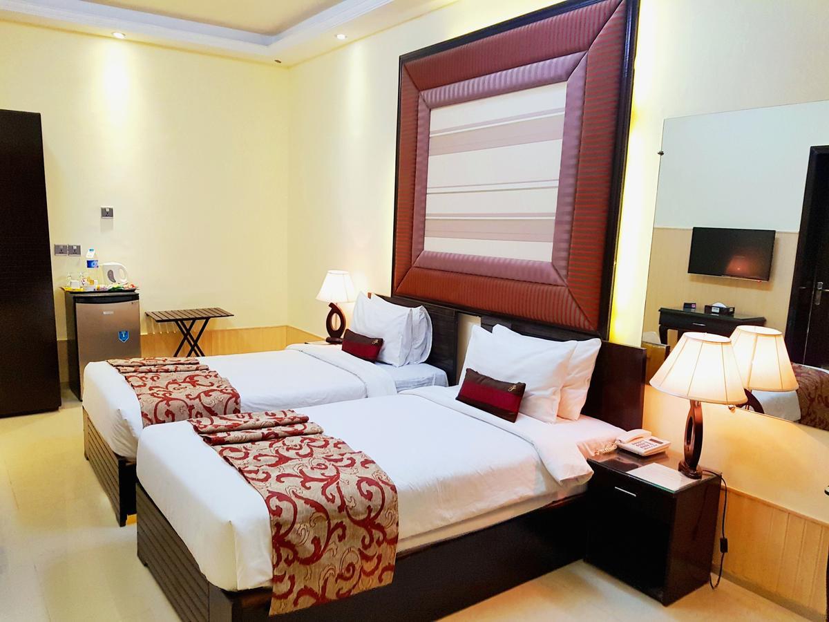 فندق Grand Enclave لاهور المظهر الخارجي الصورة